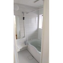 "既存の浴室を解体し、土間打ち、配管工事、電気工事を行いシステムバスを組立
ドア枠、クロス工事をしました。"
