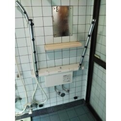 在来浴室の既存の洗面器を撤去して座ｼｬﾜｰを取付しました。