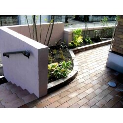 住まい手のこだわりを伝える表情豊かな玄関廻りのしつらえや花壇