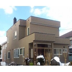 既存の外壁を剥がして貼り、下地の傷み具合も点検交換し安心して長く住み続けられるようにしました。