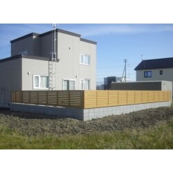木目のやわらかな風合いがやさしいフェンス