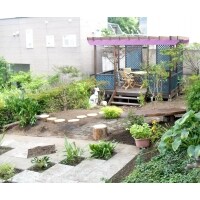 庭空間を演出する個性的なパーゴラ