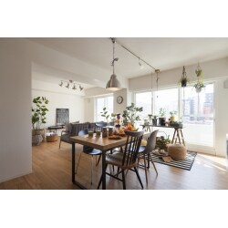 「GREENと暮らすヘルシーな生活」をテーマに古さを感じさせない、シンプルでナチュラルな清潔感あふれる住まいに大変身しました。見晴らしのよい7階からの景色と、心地よい日差しが入る明るいリビングダイニングに家族が集う姿が想像出来ます。

マンション特有の圧迫感のある玄関、使い勝手が悪く不足気味の収納スペースのいった問題点を空間編集により解消。
大規模な間取り変更を行わなくても空間を広く使え、生活動線を改良できるリノベーション実例となっています。