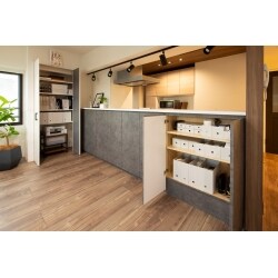 中古マンションを購入してリノベーションをしました。お好みのテイストを取り入れた内装もこだわりましたが、特長のひとつであるのがたっぷりの収納スペースです。クローゼットの他にも雑貨などを収納するスペースをダイニングまわりに設け、生活感が出ないようにすっきりと隠せる工夫をしました。