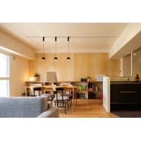 収納カウンターのある部屋で、ベーシックな暮らし