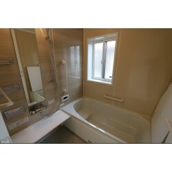 広々とした浴槽でゆったりできる空間に