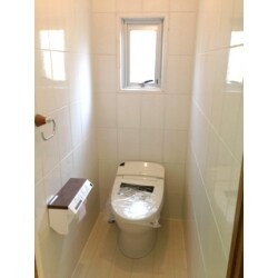 タンクレストイレへの交換と床の張替えを行いました