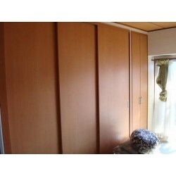 押入れを壁一面クロゼットにしました。