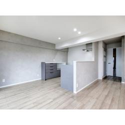 ワントーンで整えたホテルライクなLDKで、余白のある暮らし