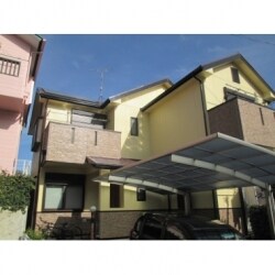 屋根がカラーベストで太陽熱パネルを施工したため、ひび割れの現象等がおこり外壁全てを塗装替え。