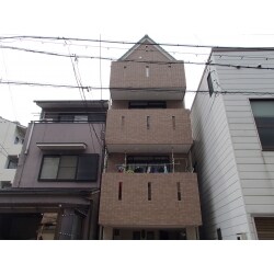 軒天井も白く塗装したことで、施工前よりもワントーン明るくなり、タイル面は引き締まった印象になりました。