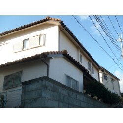 クラックが発生しており下地処理を入念に行い塗装