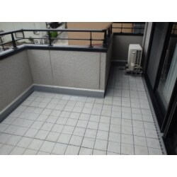 既存の防水シートの上に新規防水シートを貼り、以前からご使用の保護敷材を高圧洗浄後、元に戻した状態です。