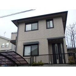 スレート屋根の割れやひび等
基礎部ひび割れを気にしていらっしゃいました。
補修し外壁・屋根・基礎部塗装後の様子です。
街並みに溶け込むような、仕上がりになりました。