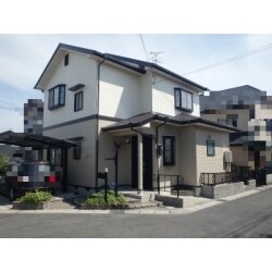経年劣化した外観が生まれ変わり、まわりの景観に溶け込んだ穏やかなたたずまいになりました。内装についても浴室・洗面所・トイレの設備交換し、全体的にお施主様のセンスの良さがが詰まった仕上がりになりました。
