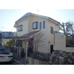  外壁は1液水性ラジカル制御形ハイブリッド高耐候性塗料にて塗装。屋根は弱溶剤系シリコン樹脂遮熱塗料にて塗装。経年劣化でくすみが目立っていた外観が払拭。落ち着きのある住宅街にふさわしい美しい仕上がりになりました。