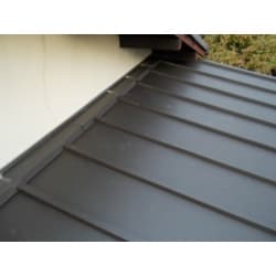 カバー工法での瓦棒屋根工事、樋掛け替え工事を施工しました。