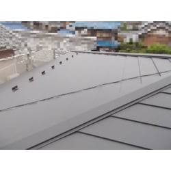 既存のスレート屋根を撤去せずにガルバリウム鋼板でカバー工法工事を行いました。撤去費用がいらず工事費用を抑えることもでき、遮熱断熱効果も期待できます。