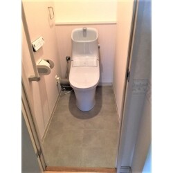 正面のクロスと側面のクロスの貼り分けをし、トイレ本体はブルーグレー色で据え置き、ちょっと大人っぽいトイレに仕上げました。