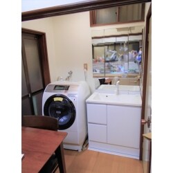 洗面床面が、側面と床排水より漏れた為、一部床面入替し、側面はキッチンパネルを取付け隙間なく設置しました。