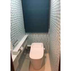 フィンランド風のトイレへリフォーム。既存の収納スペースにロールスクリーンを活用することで、スッキリしました。
