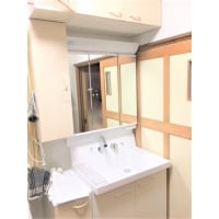 既存の洗面キャビネットを残し、鏡収納と洗面台を取替