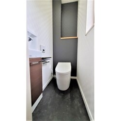 正面の壁紙クロスと、床の色目を合わすことで、トイレ内の空間がスッキリとまとまりました。