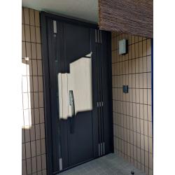 玄関ドアをカバー工法で交換しました。
玄関ドアの吊元を左から右に変更し、扉を開ける方向を変えました。