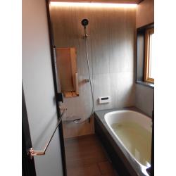 浴槽には肩湯が付いており1日の疲れが癒されます。