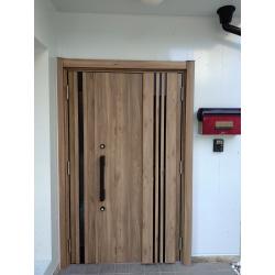 カバー工法で玄関ドアを交換
彩風が出来る玄関ドアのため、鍵を閉めたまま換気が出来ます。