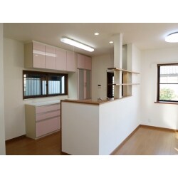 キッチン前の柱は構造上撤去出来ず、逆に飾り棚として利用。明るくなったキッチンにさらに彩りが増えそうです。