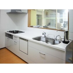 ホワイトを基調にして明るくすっきりしたキッチン