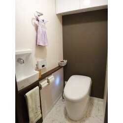 トイレをタンクレスにし、手洗いボウルを半埋め込みにすることで圧迫感無い空間になりました。
アクセントクロスで空間が引き締まります。