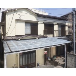 震災や自然災害といった「いざという時」の為に、我が家が最後の砦となるよう備えておきたい。少しでも倒壊の危機を免れるよう、屋根材等を軽くしたいとの防災意識の高いお客様でございました。洪水やいざという時には屋根に上ってロープを張って踏ん張れるよう、丸い環をいくつも付けるなど、これまでやったことのない造作も手掛けさせていただきました。