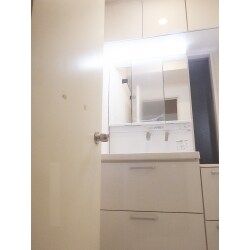 浴室の換気扇不具合や、収納が少なく使いづらい洗面台が気になっていたとの事。今回施工させていただいた設備には、全て奥様お気に入りのピンクをアクセントカラーに採用されていますが、空間がフワッと明るい印象になり、あたたかな雰囲気のお施主様のｲﾒｰｼﾞにもピッタリです。