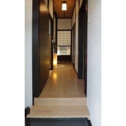 両親が建てた思い出の残る家を引き継ぐことになった。庭にある浴室を屋内に移設したい…というご相談がきっかけでしたが、建物のあちこちに当時の大工の巧みな技が息づいており、この良さをなんとか生かしたい、とプランに落としこんでいきました。結果的にお客様にも要望以上の出来と大変お喜びいただけました。
