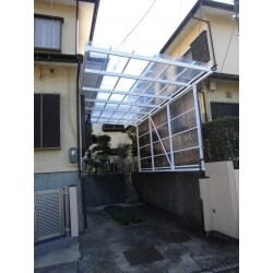 日頃より、車から家までの動線が雨ざらしでお困りでした。ゆくゆくはご自身のDIYで収納庫を作りたいとのご希望もあり、屋根の高さを少し高めに、カーポート自体の強度をやや強めにいたしました。いずれ電気自動車にしたいというお話も伺っていた為、車の充電用にEV充電設備も引き、今回の車廻り工事でかなり便利になったとご満足いただけたようです。
