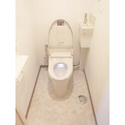 工事が入る前日にちょうどﾚﾊﾞｰも壊れてしまったので､ﾀｲﾐﾝｸﾞよく（悪く？）ﾄｲﾚ交換ができて良かったです｡
思った以上に空間がｽｯｷﾘしてお掃除の手間も減り､上質な空間になって大満足です！とのお言葉をいただきました。