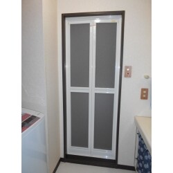 浴室ドアを開き戸から折れ戸へカバー工法で交換しました。