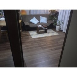 新しい床材は､チェリー材柄｡明るすぎず落ち着いた色みで､穏やかな雰囲気を醸し出してくれます。家具ともマッチしていますね｡