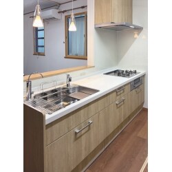 今まではダイニングとキッチンを隔てる壁があり､しかもダイニングに背を向ける配置だったので､調理する時は孤独でしたとお話しされていた奥様。ダイニングに対面するようにしてもらったことで､みんなの様子を見ながら､会話も楽しみながら調理が出来るようになり､これまで以上にキッチンにいる時間が楽しめるようになりました。