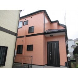 外壁塗装、屋根金属瓦重ね葺き工事を行いました。外壁はファインパーフェクトトップ、色はND-491。屋根は横暖ルーフ、色はブラウンです。