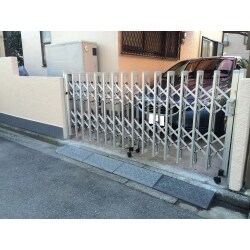 カーゲート　　　　三協立山　　　エクモアH型　　　伸縮門扉　　サンシルバー色
