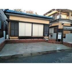 レンガと枕木がオシャレな駐車場を演出。