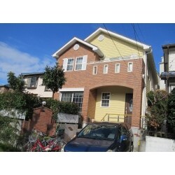 おしゃれな輸入住宅のメンテナンスで、ご依頼いただきました。外壁は、関西ペイントのアレスダイナミックトップ。屋根は、日本ペイントのサーモアイ４Fで塗装いたしました。バルコニーは、FRP1プライ改修の施工。