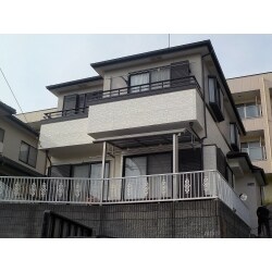 外壁塗装、屋根塗装、バルコニー塗装を行いました。外壁はホワイトにカラーチェンジしたので印象がかなり変わりました。ファインパーフェクトトップ使用で艶がきれいです。