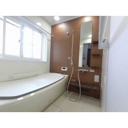 外壁・屋根塗装工事のご依頼をいただき、そろそろと考えていた浴室のリフォームも続けて行いました。道路に面した浴室は、内窓を付けたことにより、車が走る音が遮断されて、快適に入浴ができるとお喜びいただけました。