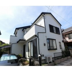 外壁・屋根の塗装でご依頼頂きました。築18年初めてのメンテナンスということで、経年劣化がだいぶ見受けられました。そして、屋根は、ニチハのパミール（「パミール」と名付けられた商品の屋根材）であることが分かりましたので、お施主様に詳しくご説明をさせて頂きました。