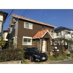 外壁塗装をしました。もともとオフホワイトで柔らかい印象。それはそれで、非常にかわいらしいお家でした。お施主様のご希望により、今回はラジカル制御型塗料、ファインパーフェクトトップ５分艶で、木のぬくもりを感じられそうなログハウス調に塗装をしました。