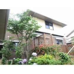 素敵なおうちがさらにきれいになり、きらきらと輝く外観になりました。艶有塗料のメリットは、汚れが付きにくく、見た目もきれいです。

